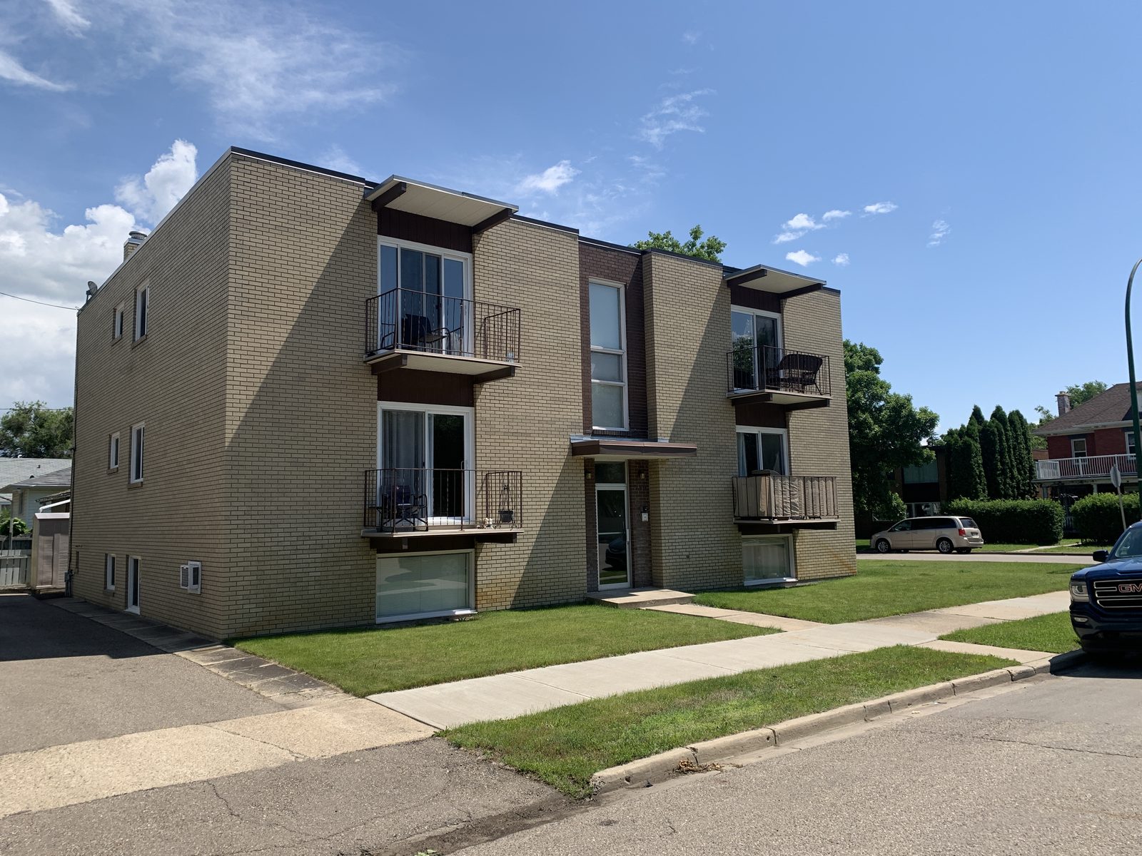 Exterior view of 5th Avenue