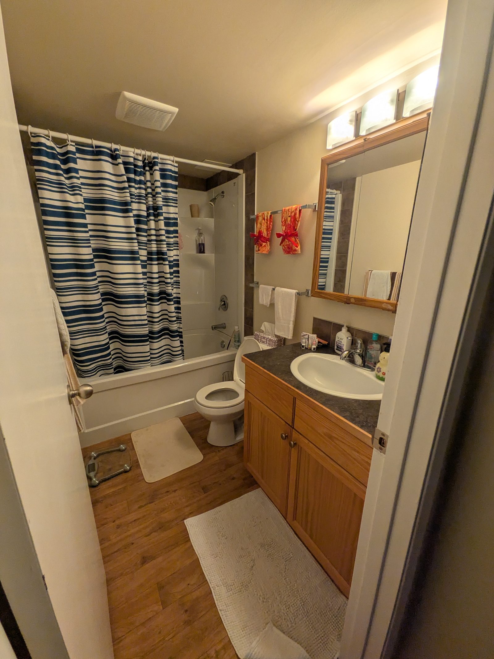 Suite bathroom at Valleyview with tub and shower